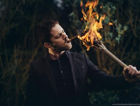 Мужчина с сигарой