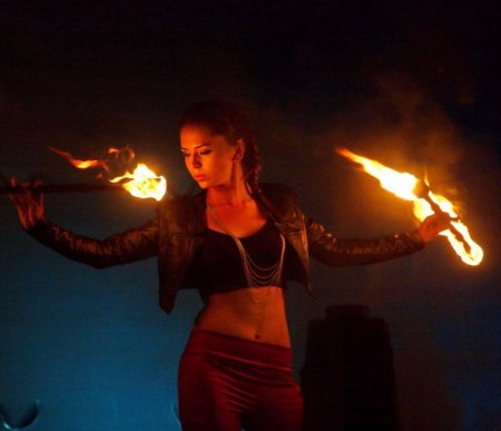 Девушки с факелами