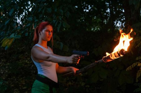 Девушка с факелом