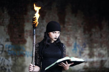 Девушка с факелом