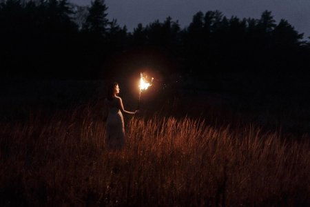 Человек в лесу ночью