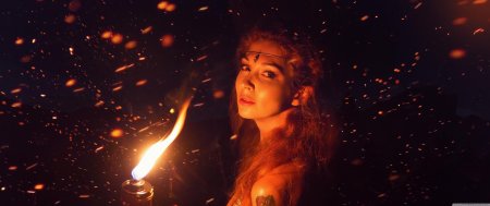 Девушка с факелом