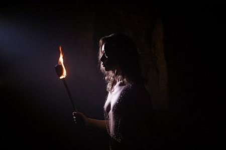 Девушка с факелом