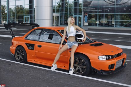 Девушка с машиной