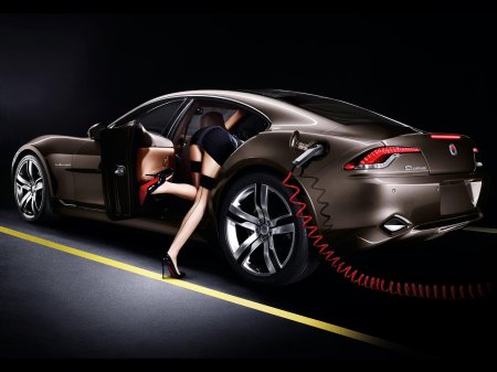 Девушка с машиной