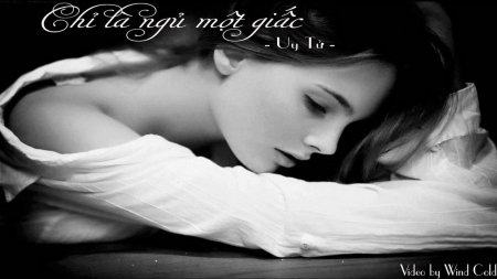 Девушка грустит