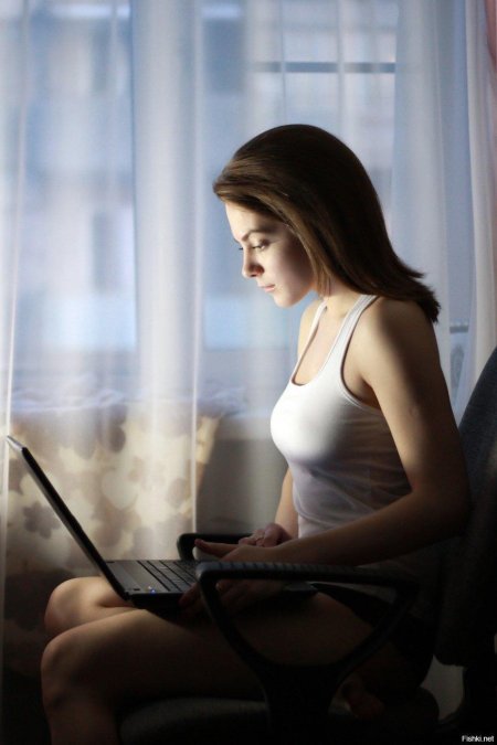 Девушка с ноутом