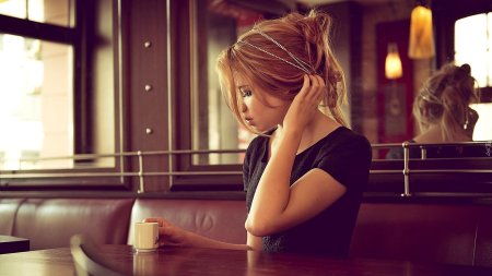 Девушка в кафе