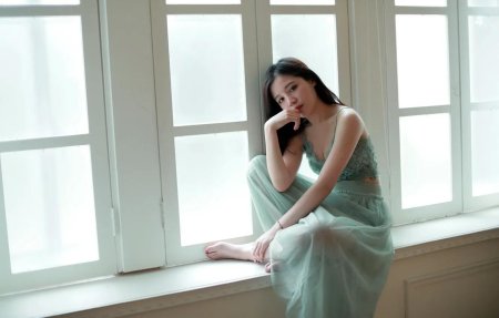 Девушка у окна