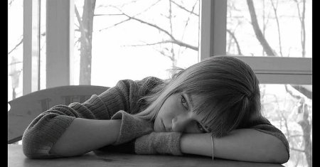 Девочка грустит