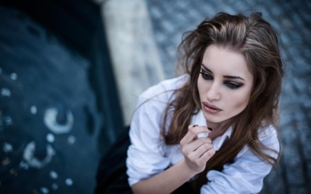 Задумчивая девушка