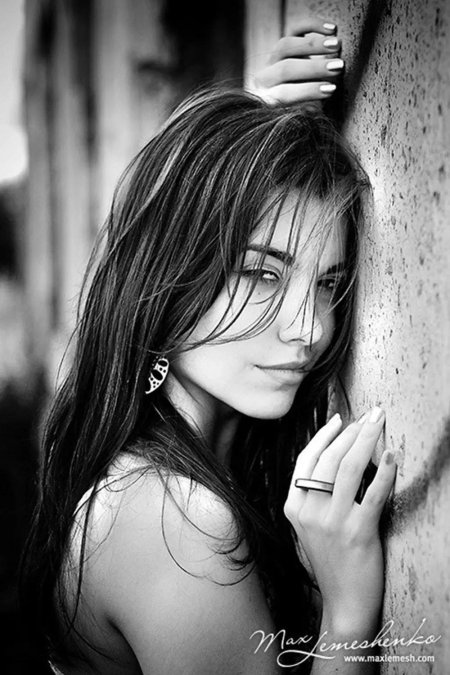 Задумчивая девушка