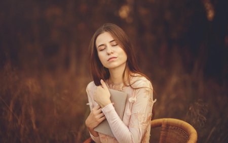 Задумчивая девушка