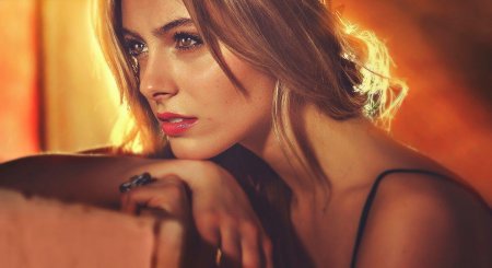 Задумчивая девушка