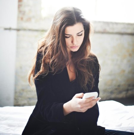 Задумчивая девушка