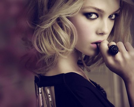 Блондинка женщина