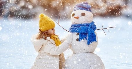 Дети лепят снеговика