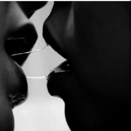 Поцелуй со слюной