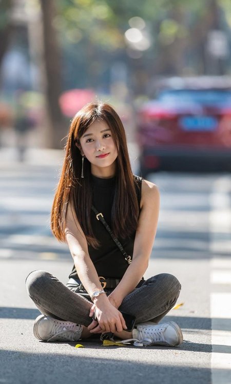 Красивая азиатская девушка