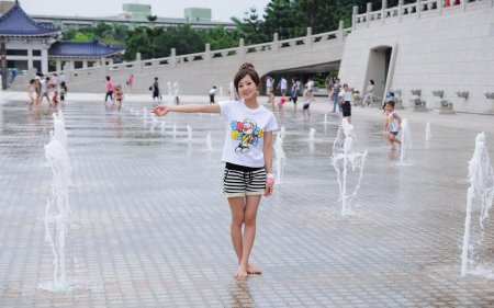 Девушки босиком в фонтанах