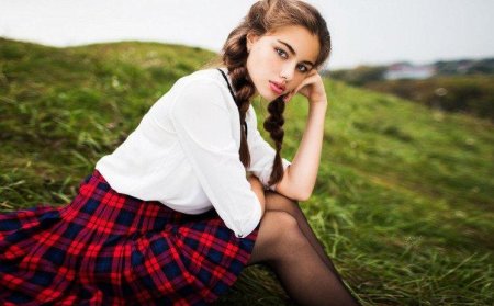 Девушка в юбке и рубашке