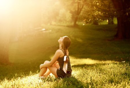 Девушка в солнечных лучах