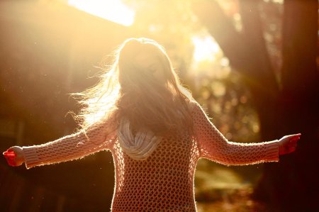 Девушка в солнечных лучах