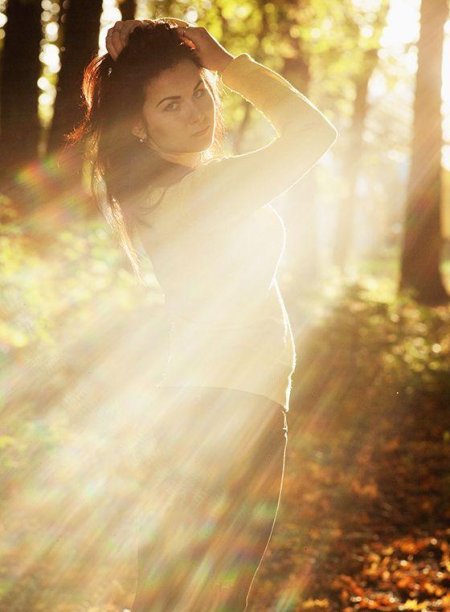 Девушка в солнечных лучах