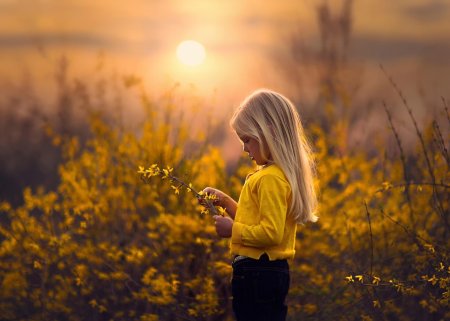 Ребенок в лучах солнца