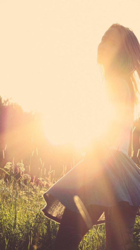 Девушка в лучах солнца