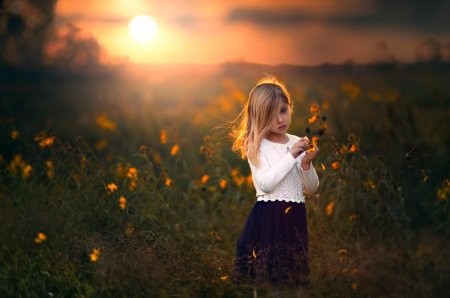 Девочка в поле