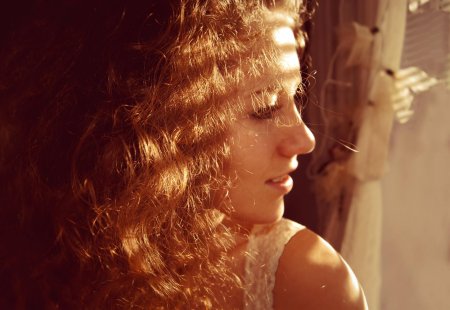 Солнечный свет на лице девушки