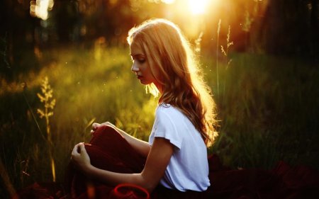 Девушка в солнечных лучах