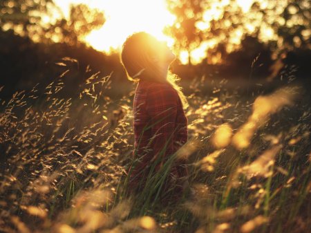 Девушка в солнечных лучах