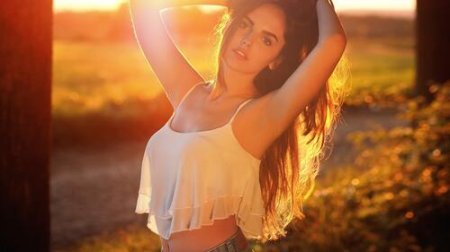 Девушка в солнечных лучах