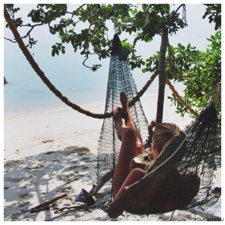 Девушка в гамаке