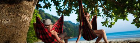 Девушка в гамаке на берегу океана