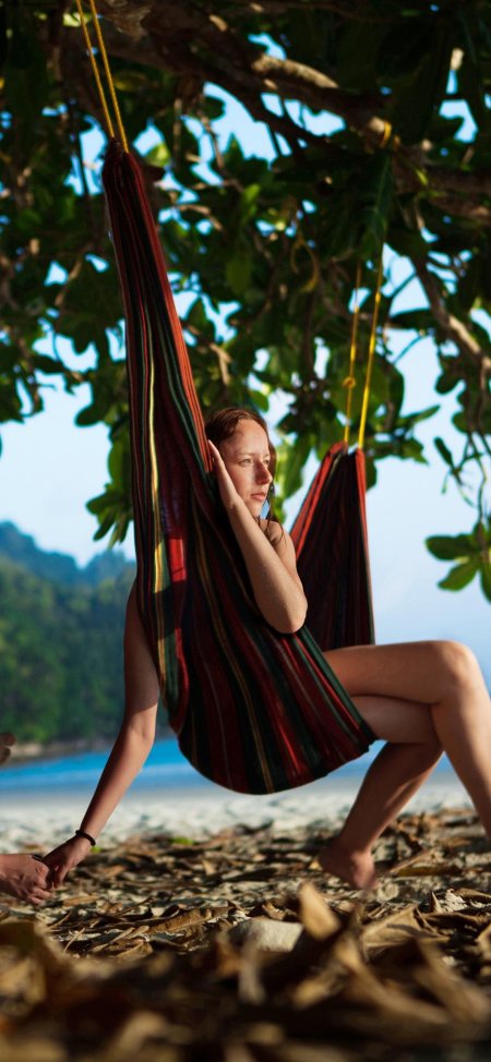 Девушка в гамаке