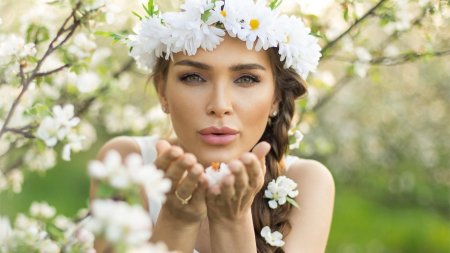 Женщина с венком на голове