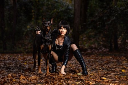 Девушка с доберманами