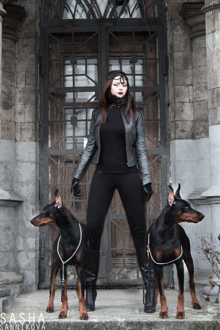 Модель йована вентура с доберманом