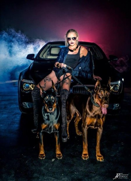 Доберман с девушкой