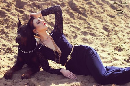 Модель йована вентура с доберманом