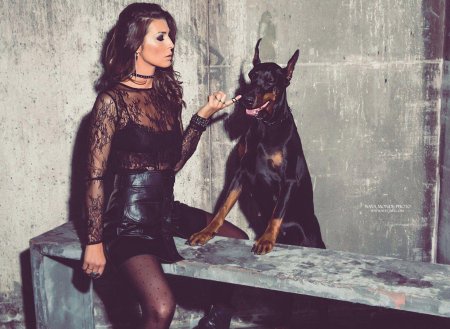 Модель йована вентура с доберманом