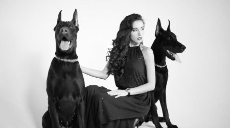 Зои дойч с доберманом