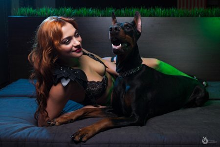 Девушка с доберманами