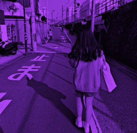 Девушки в фиолетовом неоне