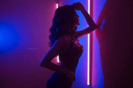 Девушка неон