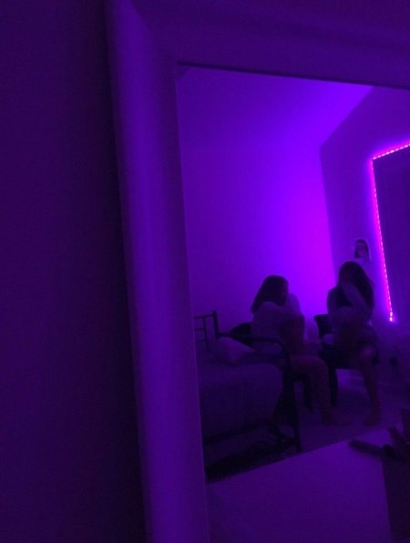 Комната в фиолетовом неоне