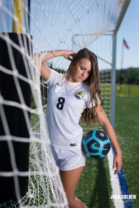 Девушка в футбольной форме